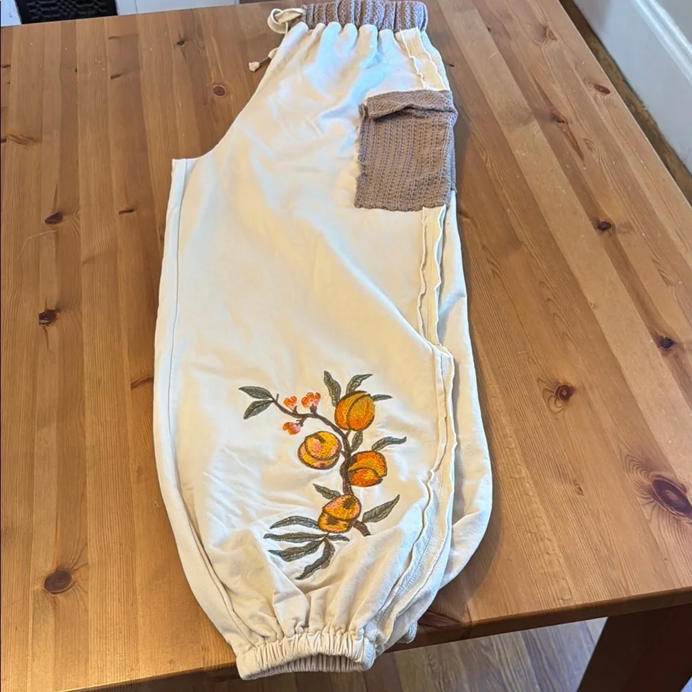 NEW! POL Cream and Orange Jogger Sweatpants with adorable Floral Design Size M - Picture 8 of 9